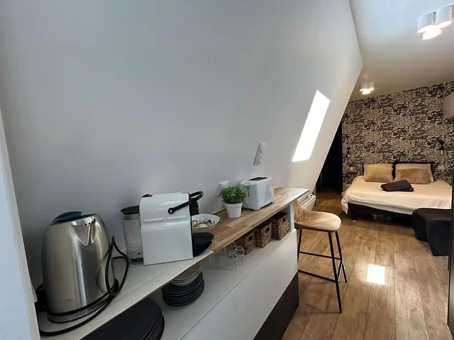 Fully Renovated Studio For 2 파리 아파트